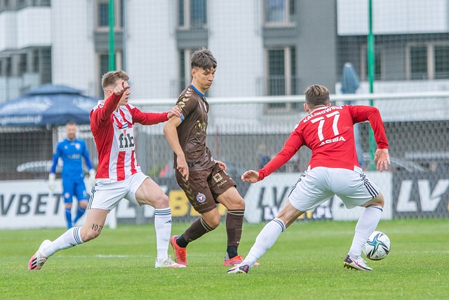 足球中超升班马爆冷击败卫冕冠军，全网热议