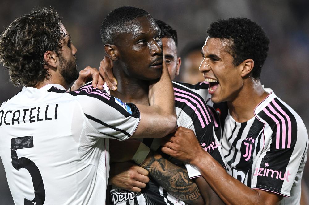 记者：莱比锡已拒绝纽卡对谢什科的报价，希望曼联竞价