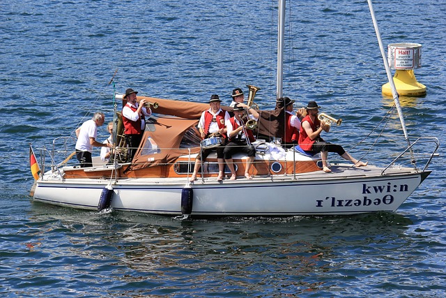 伊涅斯塔造访巴萨基地，与佩德里、费尔明、亚马尔合影